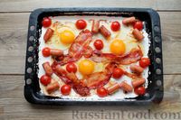 Фото приготовления рецепта: Яичница с сосисками, беконом и помидорами черри (в духовке) - шаг №6