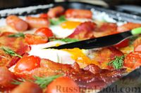 Фото приготовления рецепта: Яичница с сосисками, беконом и помидорами черри (в духовке) - шаг №9
