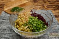 Фото приготовления рецепта: Салат с курицей, свёклой, фасолью и маринованными огурцами - шаг №11