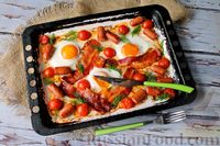 Фото к рецепту: Яичница с сосисками, беконом и помидорами черри (в духовке)