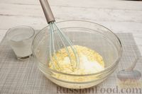 Фото приготовления рецепта: Закусочные маффины с брынзой и маслинами - шаг №4