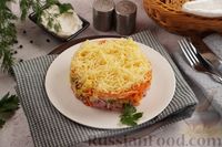 Фото приготовления рецепта: Слоёный салат с колбасой, морковью по-корейски, кукурузой, сыром и огурцами - шаг №10