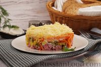 Фото приготовления рецепта: Слоёный салат с колбасой, морковью по-корейски, кукурузой, сыром и огурцами - шаг №11