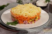 Фото приготовления рецепта: Слоёный салат с колбасой, морковью по-корейски, кукурузой, сыром и огурцами - шаг №12