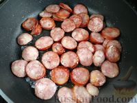 Фото приготовления рецепта: Картошка, тушенная с фасолью и копчёной колбасой - шаг №2