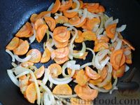 Фото приготовления рецепта: Картошка, тушенная с фасолью и копчёной колбасой - шаг №4