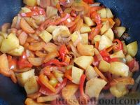 Фото приготовления рецепта: Картошка, тушенная с фасолью и копчёной колбасой - шаг №8