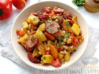 Фото приготовления рецепта: Картошка, тушенная с фасолью и копчёной колбасой - шаг №11