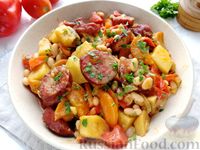 Фото приготовления рецепта: Картошка, тушенная с фасолью и копчёной колбасой - шаг №12