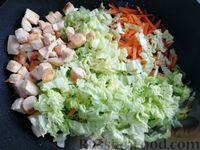 Фото приготовления рецепта: Фунчоза с курицей и пекинской капустой - шаг №6