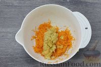Фото приготовления рецепта: Морковно-яблочные кексы с имбирём, на молоке - шаг №3