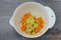 Фото приготовления рецепта: Морковно-яблочные кексы с имбирём, на молоке - шаг №4