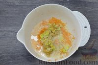 Фото приготовления рецепта: Морковно-яблочные кексы с имбирём, на молоке - шаг №5