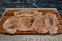 Фото приготовления рецепта: Куриные рулетики с сыром, запечённые в беконе - шаг №2