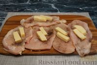 Фото приготовления рецепта: Куриные рулетики с сыром, запечённые в беконе - шаг №3