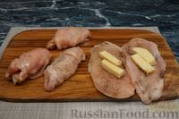 Фото приготовления рецепта: Куриные рулетики с сыром, запечённые в беконе - шаг №4