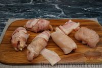 Фото приготовления рецепта: Куриные рулетики с сыром, запечённые в беконе - шаг №5