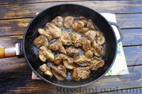 Фото приготовления рецепта: Салат с куриной печенью, тыквой и тыквенными семечками - шаг №8