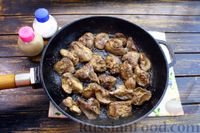 Фото приготовления рецепта: Салат с куриной печенью, тыквой и тыквенными семечками - шаг №9