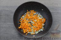 Фото приготовления рецепта: Куриный суп с манкой, морковью по-корейски и пекинской капустой - шаг №4