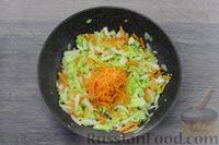 Фото приготовления рецепта: Куриный суп с манкой, морковью по-корейски и пекинской капустой - шаг №6