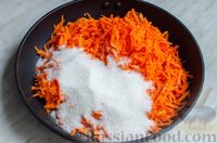 Фото приготовления рецепта: Морковный рулет с печеньем, орехами и кокосовой стружкой - шаг №3