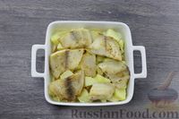 Фото приготовления рецепта: Рыба, запечённая с картофелем и яблоками - шаг №10