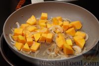 Фото приготовления рецепта: Тыква, тушенная с копчёными колбасками и кукурузой - шаг №7