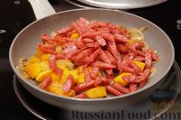 Фото приготовления рецепта: Тыква, тушенная с копчёными колбасками и кукурузой - шаг №8