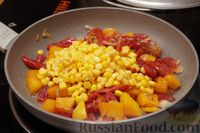Фото приготовления рецепта: Тыква, тушенная с копчёными колбасками и кукурузой - шаг №9