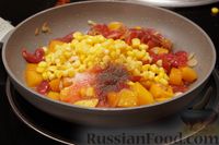 Фото приготовления рецепта: Тыква, тушенная с копчёными колбасками и кукурузой - шаг №10