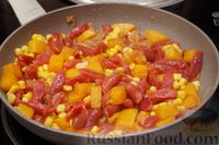 Фото приготовления рецепта: Тыква, тушенная с копчёными колбасками и кукурузой - шаг №11