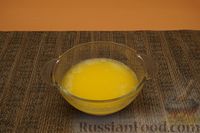 Фото приготовления рецепта: Закрытый луковый пирог с сыром и кунжутом - шаг №3