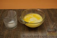 Фото приготовления рецепта: Закрытый луковый пирог с сыром и кунжутом - шаг №4