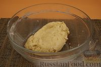 Фото приготовления рецепта: Закрытый луковый пирог с сыром и кунжутом - шаг №6