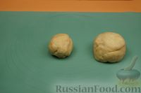 Фото приготовления рецепта: Закрытый луковый пирог с сыром и кунжутом - шаг №12