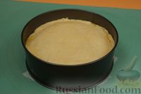 Фото приготовления рецепта: Закрытый луковый пирог с сыром и кунжутом - шаг №15