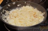 Фото приготовления рецепта: Закрытый луковый пирог с сыром и кунжутом - шаг №9