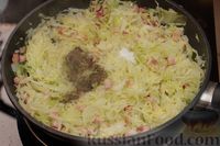 Фото приготовления рецепта: Бездрожжевой пирог с тушёной капустой и копчёным мясом - шаг №6