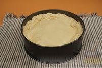 Фото приготовления рецепта: Бездрожжевой пирог с тушёной капустой и копчёным мясом - шаг №17
