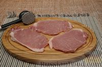 Фото приготовления рецепта: Отбивные из свинины с солёными огурцами, луком и сыром - шаг №2