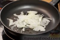 Фото приготовления рецепта: Отбивные из свинины с солёными огурцами, луком и сыром - шаг №5