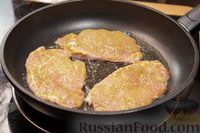 Фото приготовления рецепта: Отбивные из свинины с солёными огурцами, луком и сыром - шаг №8