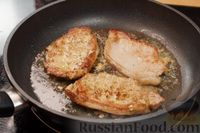Фото приготовления рецепта: Отбивные из свинины с солёными огурцами, луком и сыром - шаг №9