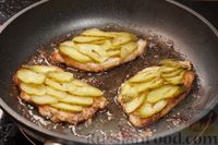 Фото приготовления рецепта: Отбивные из свинины с солёными огурцами, луком и сыром - шаг №10