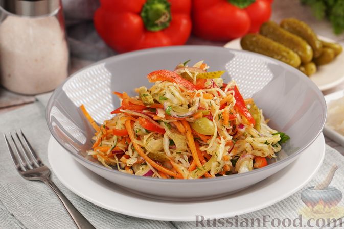 Салат из капусты болгарского перца лука моркови