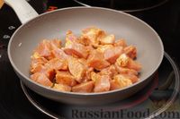 Фото приготовления рецепта: Жареная свинина в медово-соевом соусе с чесноком - шаг №4