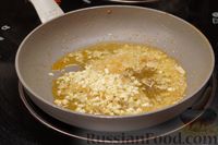 Фото приготовления рецепта: Жареная свинина в медово-соевом соусе с чесноком - шаг №7