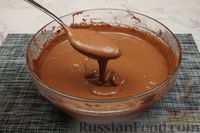 Фото приготовления рецепта: Шоколадный пирог с творожной начинкой - шаг №6