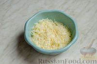 Фото приготовления рецепта: Слоёный салат с ветчиной, сыром, яйцами и зелёным горошком - шаг №4